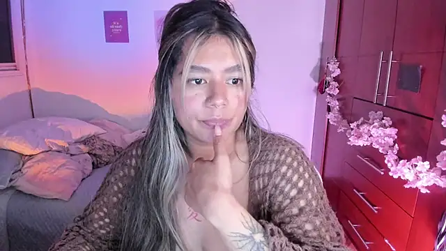 Snapshot of StephaniFox chatting on 10-01-25, 03:01 StephaniFox online show from 10-01-25, 03:01