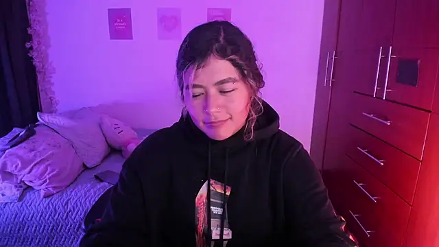 Snapshot of StephaniFox chatting on 10-12-25, 01:48 StephaniFox online show from 10-12-25, 01:48