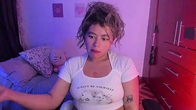 Snapshot of StephaniFox chatting on 10-13-25, 12:43 StephaniFox online show from 10-13-25, 12:43