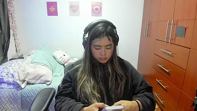 Snapshot of StephaniFox chatting on 10-20-25, 04:13 StephaniFox online show from 10-20-25, 04:13