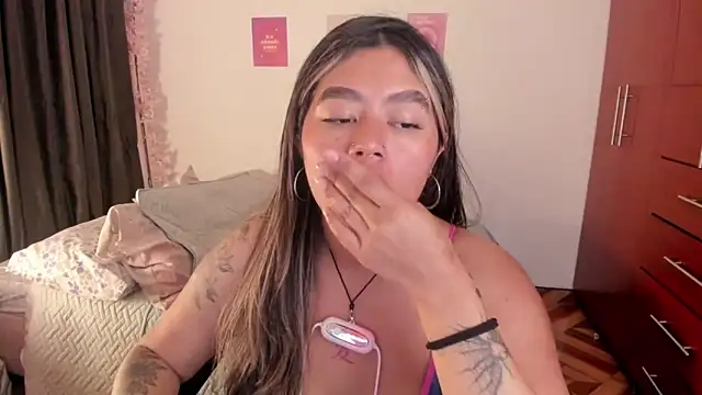 Snapshot of StephaniFox chatting on 10-22-25, 02:01 StephaniFox online show from 10-22-25, 02:01