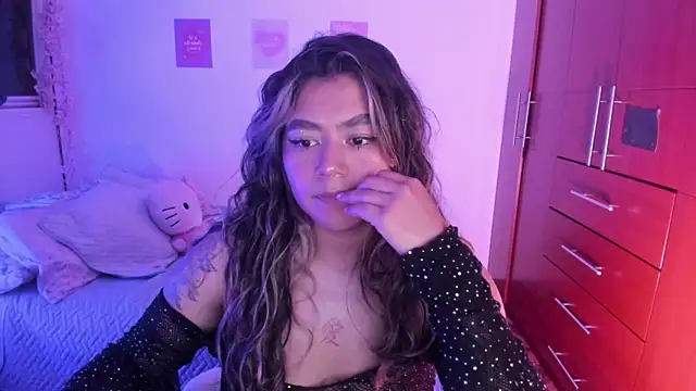 Snapshot of StephaniFox chatting on 10-28-25, 01:20 StephaniFox online show from 10-28-25, 01:20