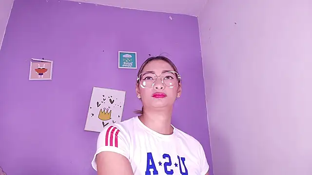 Snapshot of vale_ross_ chatting on 09-19-25, 03:08 vale ross  online show from 09-19-25, 03:08