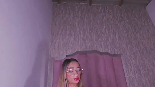 Snapshot of vale_ross_ chatting on 10-15-25, 03:06 vale ross  online show from 10-15-25, 03:06