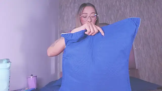 Snapshot of vale_ross_ chatting on 10-16-25, 03:07 vale ross  online show from 10-16-25, 03:07