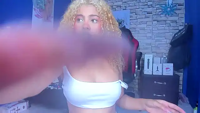 sofiacastillo01 online show from 03-17-25, 05:27