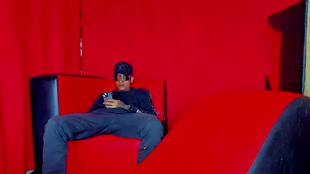 Snapshot of Extreme_Team8 chatting on 11-16-25, 11:21 Extreme Team8 online show from 11-16-25, 11:21