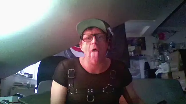 Snapshot of Bigthroaterboy chatting on 12-06-24, 10:27 Bigthroaterboy online show from 12-06-24, 10:27