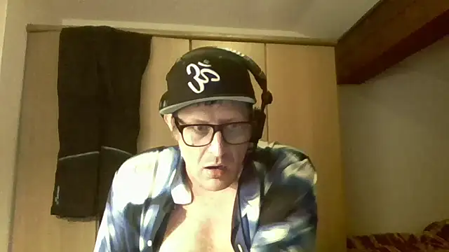 Snapshot of Bigthroaterboy chatting on 12-10-24, 11:51 Bigthroaterboy online show from 12-10-24, 11:51