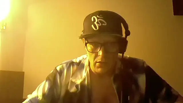 Snapshot of Bigthroaterboy chatting on 12-12-24, 07:37 Bigthroaterboy online show from 12-12-24, 07:37