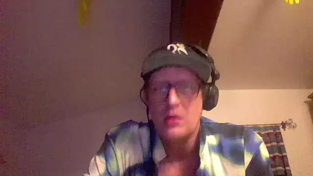 Snapshot of Bigthroaterboy chatting on 12-18-24, 06:03 Bigthroaterboy online show from 12-18-24, 06:03