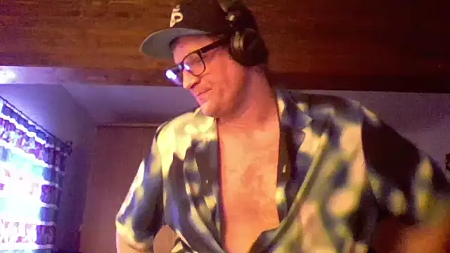 Snapshot of Bigthroaterboy chatting on 12-26-24, 01:10 Bigthroaterboy online show from 12-26-24, 01:10