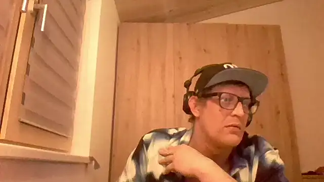 Snapshot of Bigthroaterboy chatting on 01-11-25, 05:51 Bigthroaterboy online show from 01-11-25, 05:51