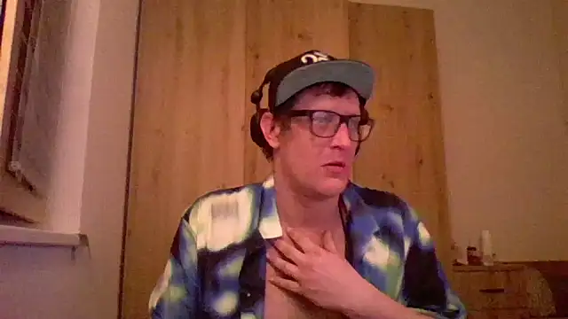 Snapshot of Bigthroaterboy chatting on 01-14-25, 04:40 Bigthroaterboy online show from 01-14-25, 04:40