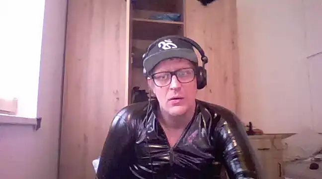 Snapshot of Bigthroaterboy chatting on 01-24-25, 10:53 Bigthroaterboy online show from 01-24-25, 10:53