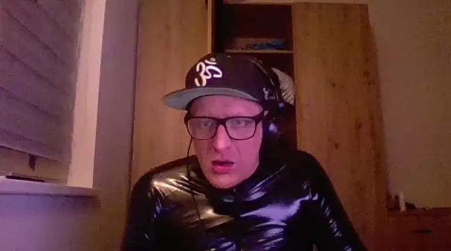 Snapshot of Bigthroaterboy chatting on 02-11-25, 08:10 Bigthroaterboy online show from 02-11-25, 08:10