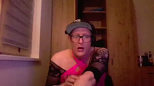 Snapshot of Bigthroaterboy chatting on 02-14-25, 11:53 Bigthroaterboy online show from 02-14-25, 11:53