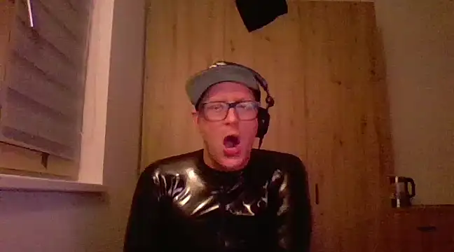Snapshot of Bigthroaterboy chatting on 02-16-25, 12:52 Bigthroaterboy online show from 02-16-25, 12:52