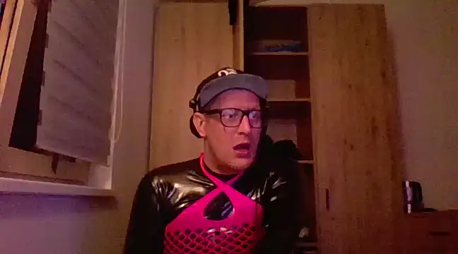 Snapshot of Bigthroaterboy chatting on 02-20-25, 12:08 Bigthroaterboy online show from 02-20-25, 12:08