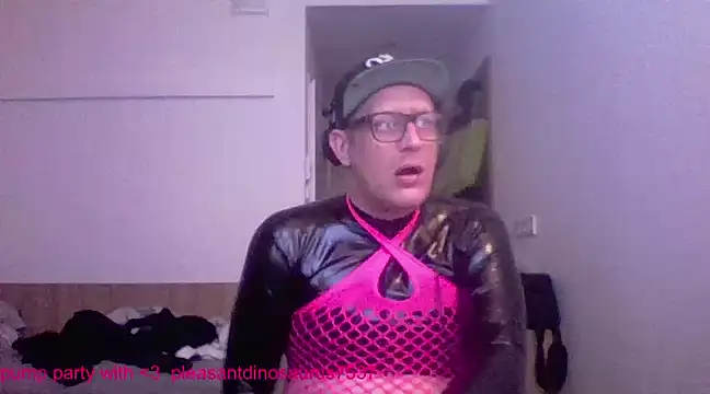 Snapshot of Bigthroaterboy chatting on 03-07-25, 10:02 Bigthroaterboy online show from 03-07-25, 10:02