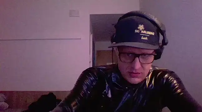 Snapshot of Bigthroaterboy chatting on 03-08-25, 06:43 Bigthroaterboy online show from 03-08-25, 06:43