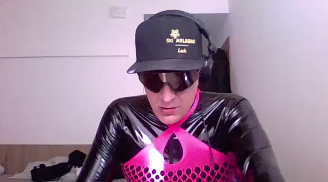 Snapshot of Bigthroaterboy chatting on 03-11-25, 11:33 Bigthroaterboy online show from 03-11-25, 11:33