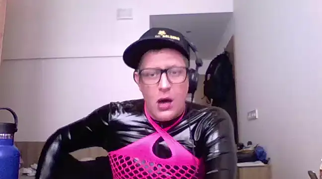 Snapshot of Bigthroaterboy chatting on 03-16-25, 01:06 Bigthroaterboy online show from 03-16-25, 01:06