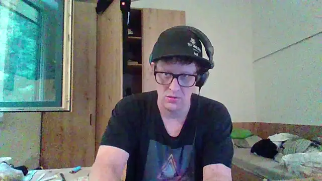 Snapshot of Bigthroaterboy chatting on 09-08-25, 04:17 Bigthroaterboy online show from 09-08-25, 04:17