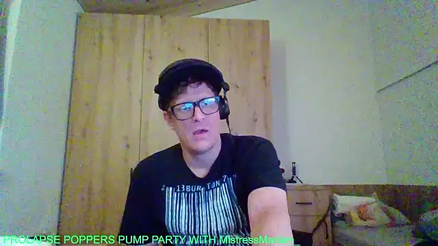 Snapshot of Bigthroaterboy chatting on 09-10-25, 04:45 Bigthroaterboy online show from 09-10-25, 04:45