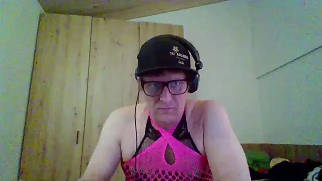 Snapshot of Bigthroaterboy chatting on 09-13-25, 04:07 Bigthroaterboy online show from 09-13-25, 04:07