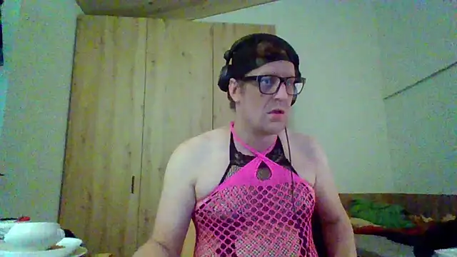Snapshot of Bigthroaterboy chatting on 09-16-25, 04:30 Bigthroaterboy online show from 09-16-25, 04:30