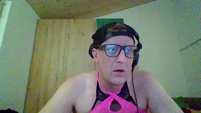 Snapshot of Bigthroaterboy chatting on 09-24-25, 05:16 Bigthroaterboy online show from 09-24-25, 05:16