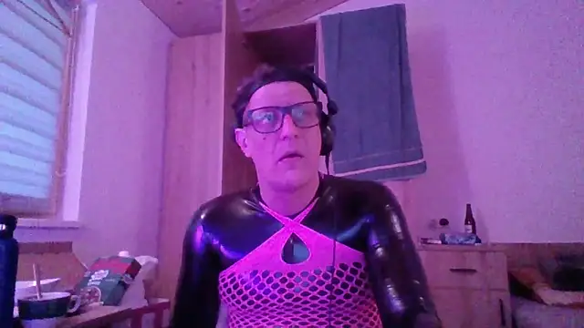 Snapshot of Bigthroaterboy chatting on 10-03-25, 06:10 Bigthroaterboy online show from 10-03-25, 06:10
