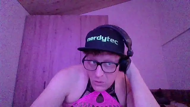 Snapshot of Bigthroaterboy chatting on 10-08-25, 08:06 Bigthroaterboy online show from 10-08-25, 08:06