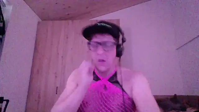 Snapshot of Bigthroaterboy chatting on 10-09-25, 10:02 Bigthroaterboy online show from 10-09-25, 10:02