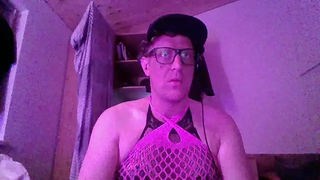 Snapshot of Bigthroaterboy chatting on 10-21-25, 11:38 Bigthroaterboy online show from 10-21-25, 11:38