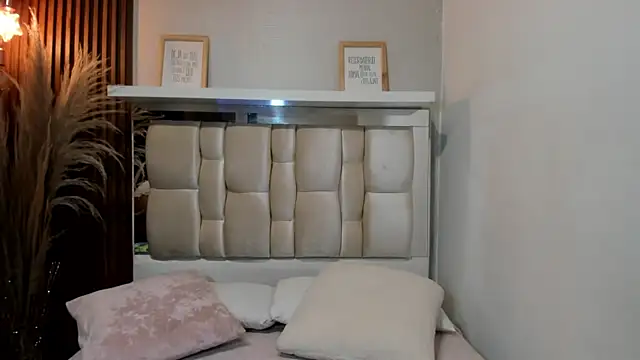 Snapshot of ANTONELLA__ROUSE_ chatting on 01-25-25, 01:19 ANTONELLA ROUSE online show from 01-25-25, 01:19