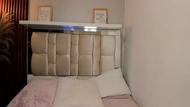 Snapshot of ANTONELLA__ROUSE_ chatting on 01-27-25, 11:43 ANTONELLA ROUSE online show from 01-27-25, 11:43