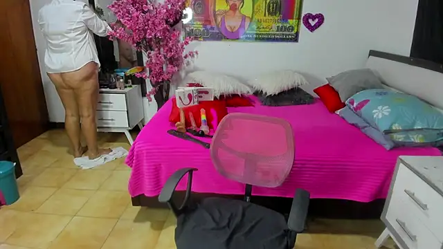 Snapshot of karenmilf_4 chatting on 10-04-25, 04:43 karenmilf 4 online show from 10-04-25, 04:43