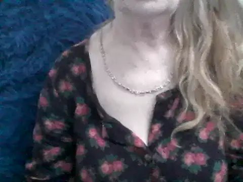 Snapshot of CarlyTreat chatting on 12-18-24, 04:17 CarlyTreat online show from 12-18-24, 04:17