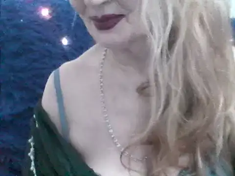 Snapshot of CarlyTreat chatting on 12-31-24, 07:40 CarlyTreat online show from 12-31-24, 07:40