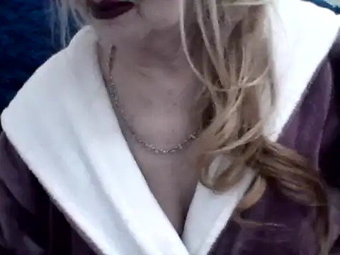 Snapshot of CarlyTreat chatting on 01-10-25, 04:09 CarlyTreat online show from 01-10-25, 04:09