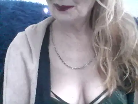 Snapshot of CarlyTreat chatting on 01-22-25, 03:29 CarlyTreat online show from 01-22-25, 03:29