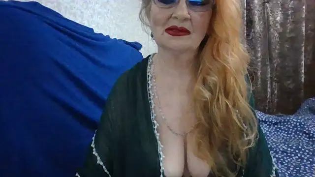 Snapshot of CarlyTreat chatting on 09-21-25, 03:57 CarlyTreat online show from 09-21-25, 03:57