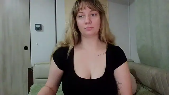 emerieskye20 online show from 12-17-25, 04:24