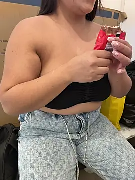 Snapshot of Sol_biglips chatting on 02-12-26, 04:35 Sol biglips online show from 02-12-26, 04:35