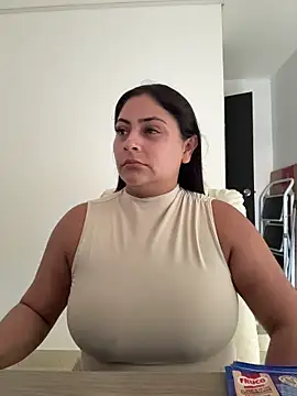 Snapshot of Sol_biglips chatting on 03-06-26, 05:20 Sol biglips online show from 03-06-26, 05:20