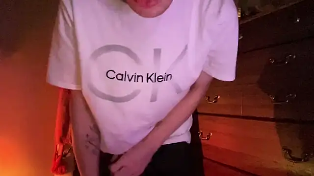 Snapshot of Mikeswanston chatting on 10-21-25, 05:24 Mikeswanston online show from 10-21-25, 05:24