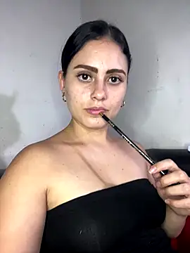 Snapshot of Azuna25 chatting on 10-21-25, 08:31 Azuna25 online show from 10-21-25, 08:31