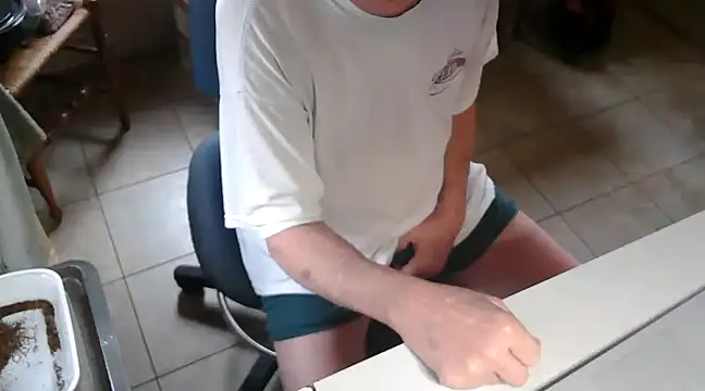 Snapshot of Bramro409 chatting on 02-10-25, 03:42 Bramro409 online show from 02-10-25, 03:42